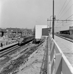 166768 Gezicht op het in aanbouw zijnde nieuwe (en hoge) N.S.-station Heemstede-Aerdenhout te Heemstede, met links het ...